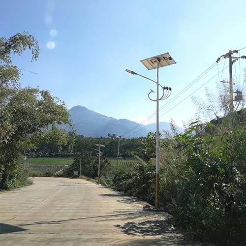 云南鄉村道路太陽能路燈
